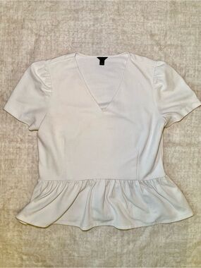 Ann Taylor Off-White Peplum Ribbed V-Neck Peplum Top - Large - Like New ✨